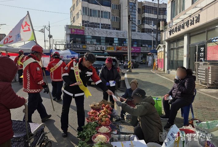 남지읍 전통시장을 찾아 산불 예방 홍보물을 배부하고 있다.