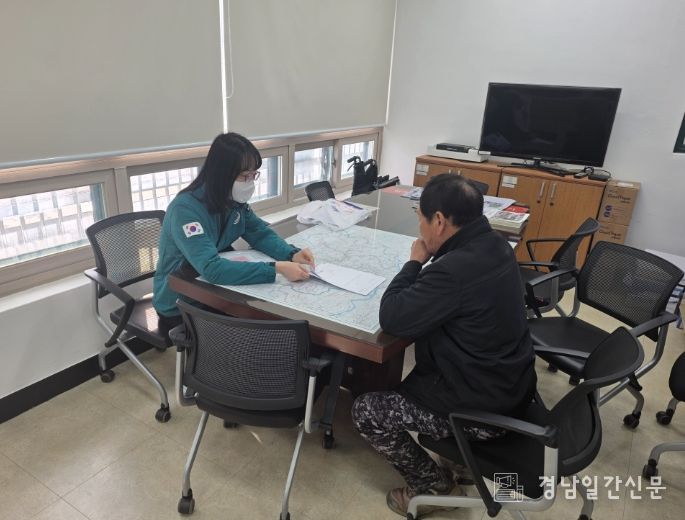 11일 밀양시 재산관리 담당자가 무안면행정복지센터에서 민원인에게 공유재산 대부계약에 대해 설명하고 있다.