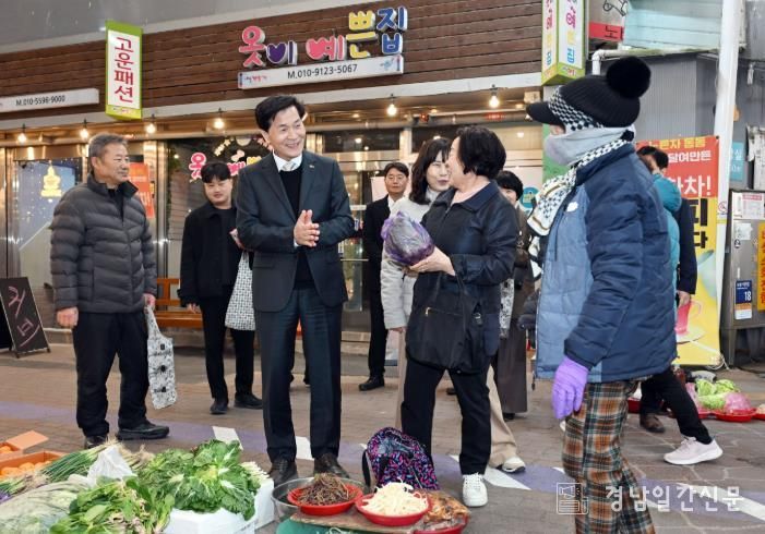 안병구 밀양시장이 설 명절을 앞두고 밀양아리랑시장을 방문해 상인과 대화하며 민생 경제를 살피고 있다.