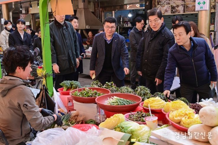 NH농협은행 진주시지부, 진주시복지재단에 성품 350만 원 상당 기탁