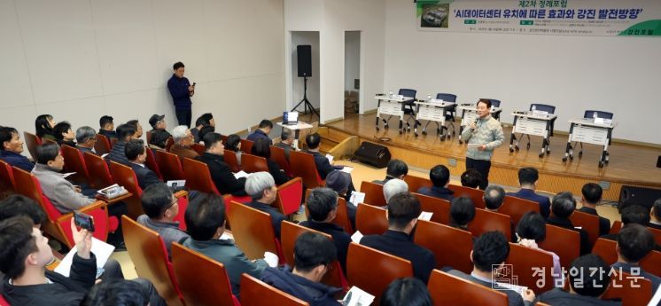 강진포럼이 26일 강진군 고려청자박물관 시청각실에서 ‘AI 데이터센터 유치 포럼’을 개최했다.