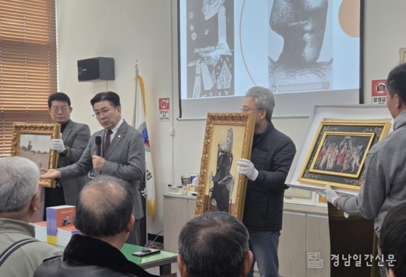 작품을 설명하고 있는 꾸바아트센터 차효준대표 (사진제공=K trendy NEWS)