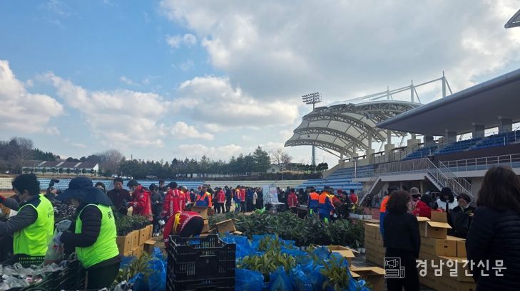 사천시, 2026년 제18회 나무나누어주기 행사 성황리 개최!