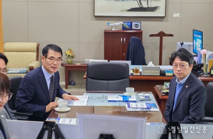 장충남 군수 국토부 방문 도로·철도 분야 현안 논의 = 홍지선 국토부 제2차관