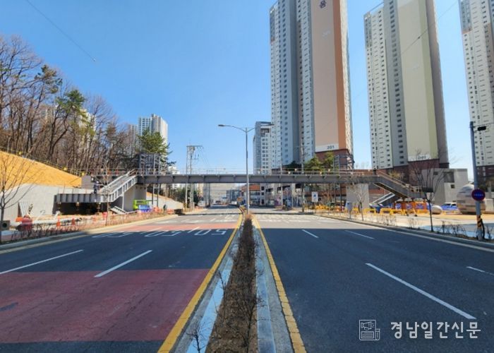 진주시, 가좌동 일대 ‘교통환경 개선’ 본격 추진- 은하수초고 앞 보도육교 사진