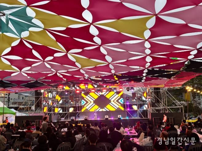 창원시 진해군항제, 군항나이트페스타로 밤의 열기를 더하다