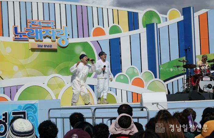 전국노래자랑 창녕군편에서 참가자들의 개성있는 무대가 펼쳐지고 있다.