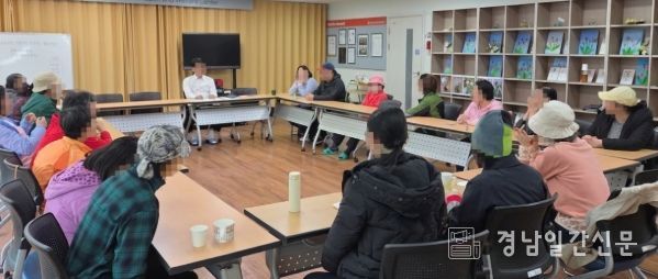 밀양시정신건강복지센터 프로그램실에서 주간 재활프로그램이 진행되고 있다.