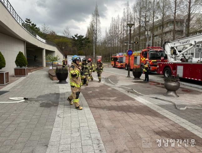 밀양배드민턴경기장에서 진행된 밀양시시설관리공단의 2026년 전국생활체육대축전 대비 합동 소방 훈련 모습