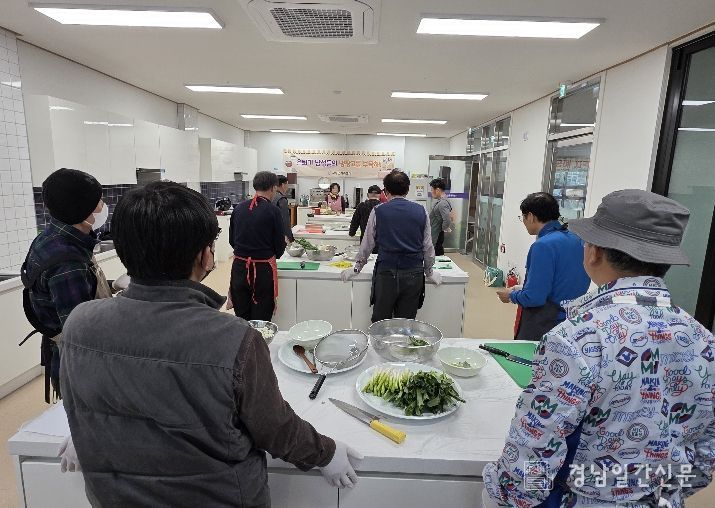 고성군가족센터, 은퇴기 남성 요리교실「은퇴기 남성들의 냉장고를 부탁해!」실시