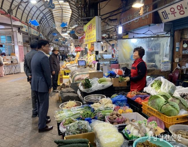 이정곤 부시장이 밀양아리랑시장을 찾아 현장의 목소리를 청취하고 있다.