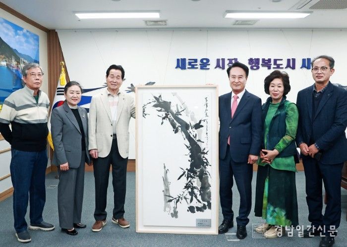 전통예술 문인화 조영실 명인, 사천시에 작품 기탁