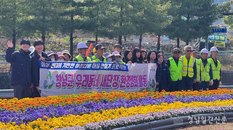 가로환경 정비와 우리동네 새단장 환경정화 활동으로 달라진 경관을 배경으로 기념촬영을 하고 있다.